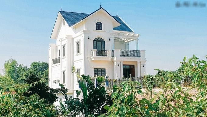 Công trình nổi bật giữa vùng quê bởi tông màu trắng sứ làm chủ đạo và phong cách kiến trúc độc đáo, hài hòa giữa nét tân cổ điển với hiện đại.