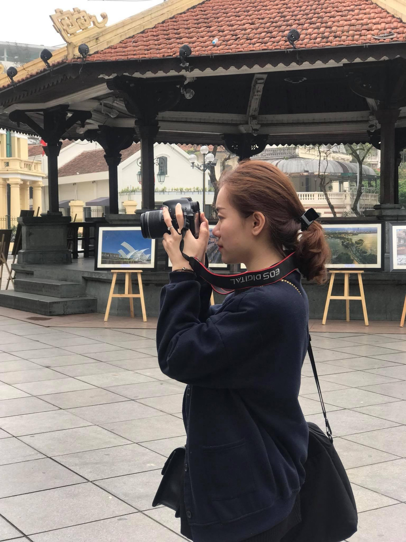 Như Nguyễn cho biết đôi giày săn sale chỉ hợp để chụp ảnh, ăn nhập với quần áo, còn đi lại lâu dài thì không. Ảnh: NVCC. Như Nguyễn cho biết đôi giày săn sale chỉ hợp để chụp ảnh, ăn nhập với quần áo, còn đi lại lâu dài thì không. Ảnh: NVCC.