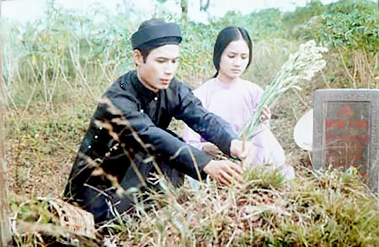 Thu Hà cùng bạn diễn Tiến Hợi vai Nguyễn Tất Thành. Thu Hà và những ký ức không thể quên khi vào vai Út Vân 'Hẹn gặp lại Sài Gòn' ảnh 2
