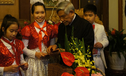 Mừng tuổi các cháu thiếu nhi