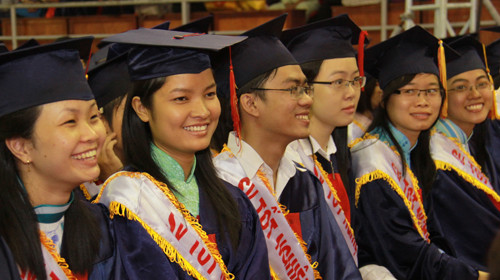Các tân cử nhân Trường ĐH Sư phạm TP.HCM trong ngày tốt nghiệp 5-8-2010. Đây là một trong những trường đã tiến hành kiểm định. Ảnh: Như Hùng (Tuổi Trẻ)