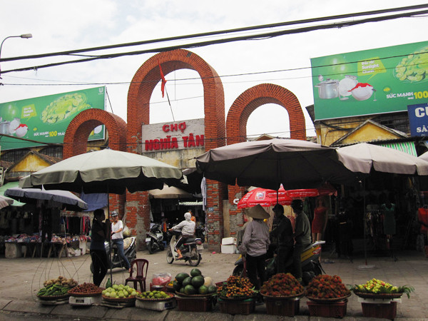 Chợ Nghĩa Tân nơi tiểu thương đang phản đối việc chuyển đổi xây mới. Ảnh: N.T