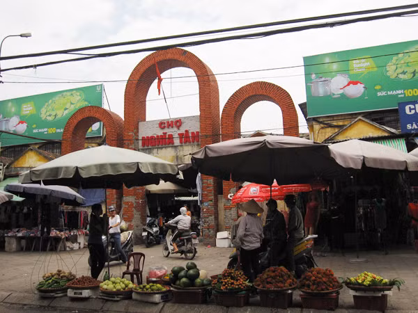 Chợ Nghĩa Tân nơi tiểu thương đang phản đối việc chuyển đổi xây mới. Ảnh: N.T