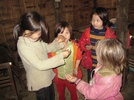 Những đứa con của Sầm A Vử và Vàng Thị Sải chia nhau gói bột canh lấy từ gói mỳ tôm Hảo Hảo, ăn với chảo cơm nhão nhoét. Những đứa con của Sầm A Vử và Vàng Thị Sải chia nhau gói bột canh lấy từ gói mỳ tôm Hảo Hảo, ăn với chảo cơm nhão nhoé