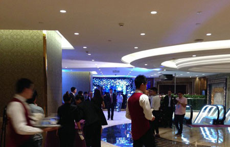 Khách mời dự đám cưới chủ yếu là bạn bè thân thiết