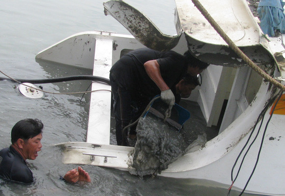 Dọn sách hiện trường bên trong tàu