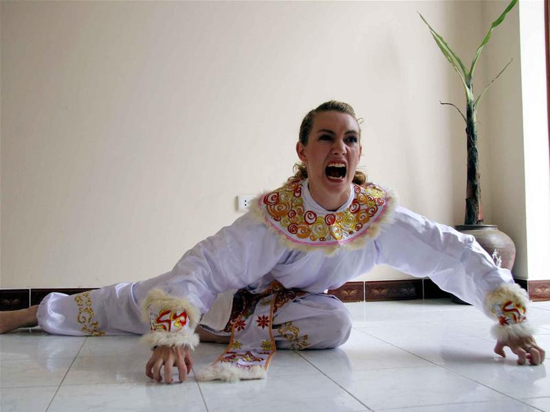 Eleanor Claphan đang hoá thân trong Hồ Nguyệt Cô hoá cáo. Ảnh: Cát Duy Cương