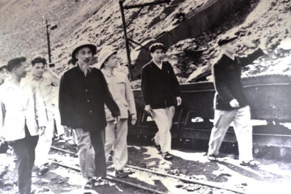 Những hình ảnh đặc biệt về Bác Hồ với người vùng Mỏ ảnh 1