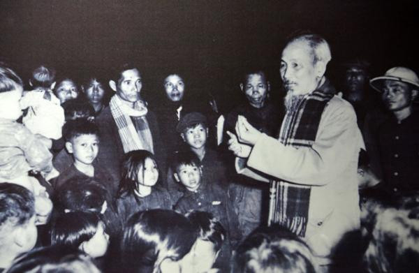 Những hình ảnh đặc biệt về Bác Hồ với người vùng Mỏ ảnh 6