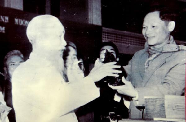 Những hình ảnh đặc biệt về Bác Hồ với người vùng Mỏ ảnh 8