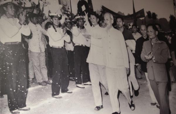 Những hình ảnh đặc biệt về Bác Hồ với người vùng Mỏ ảnh 5