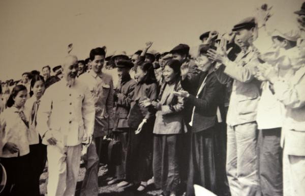 Những hình ảnh đặc biệt về Bác Hồ với người vùng Mỏ ảnh 7