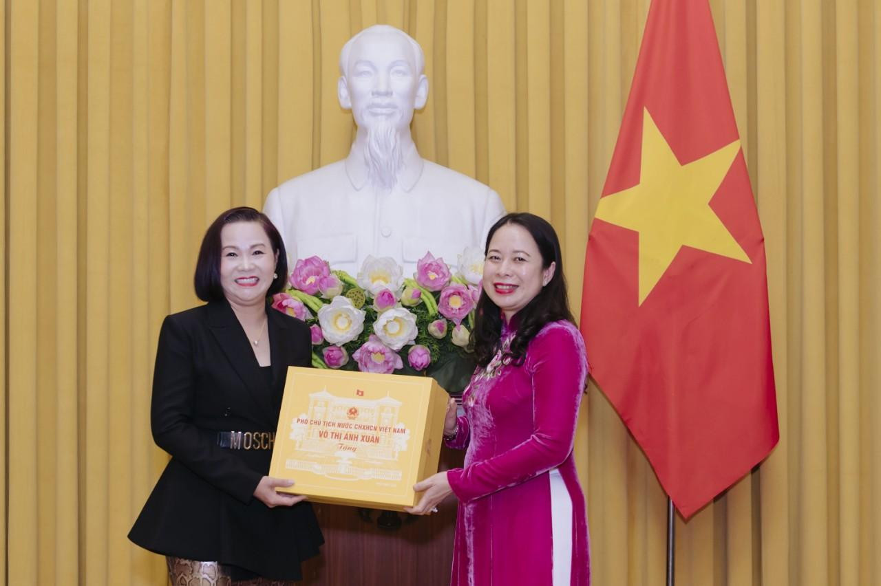 Đại diện Vinanutrifood nhận quà tặng biểu dương của Phó Chủ tịch nước Võ Thị Ánh Xuân vì đóng góp cho các chương trình thiện nguyện xã hội Đại diện Vinanutrifood nhận quà tặng biểu dương của Phó Chủ tịch nước Võ Thị Ánh Xuân vì đóng góp cho các chương trình thiện nguyện xã hội