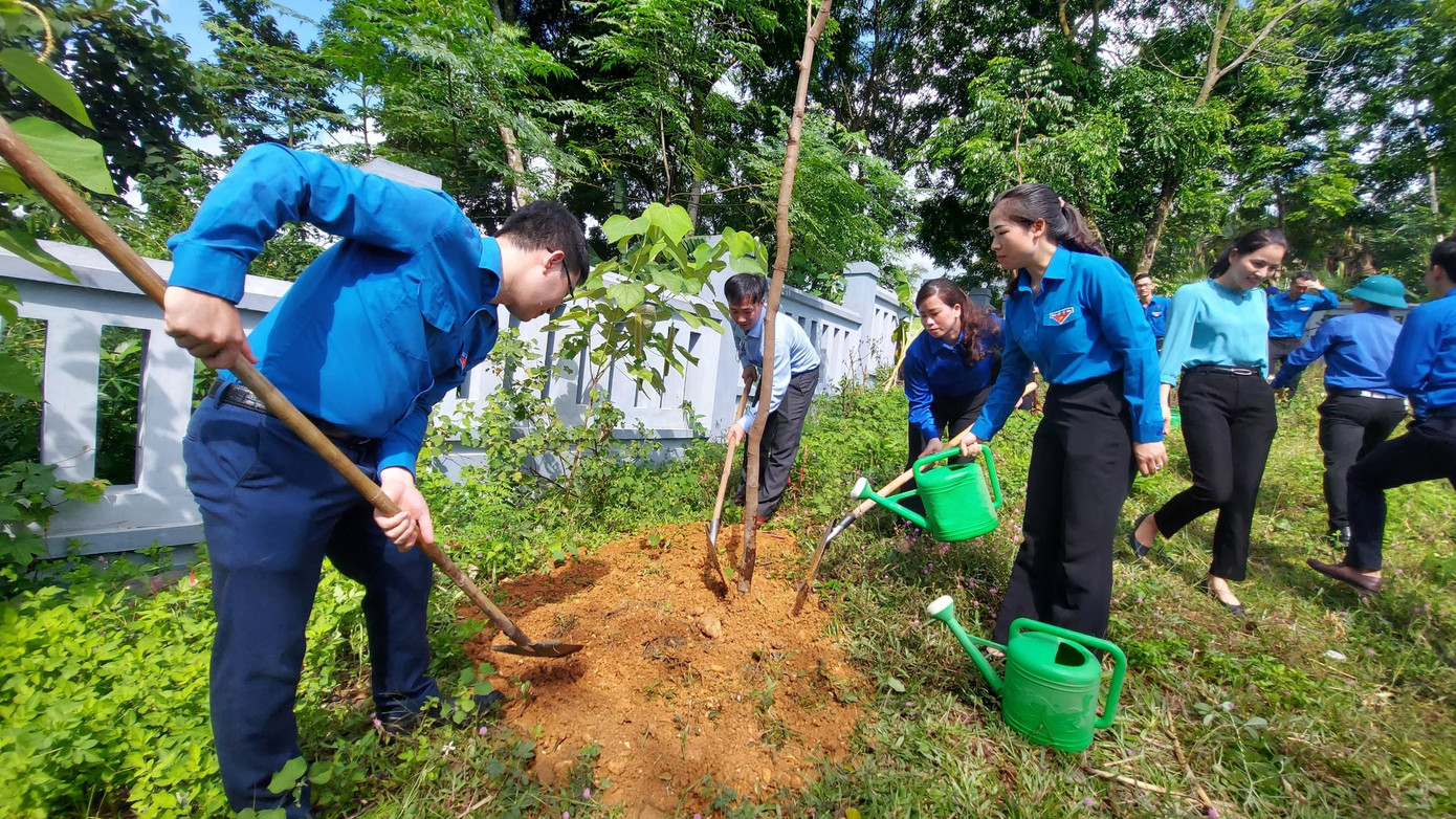 Sau chương trình, các đại biểu đại hội tham gia trồng xanh tại khuôn viên Bia di tích và vệ sinh môi trường