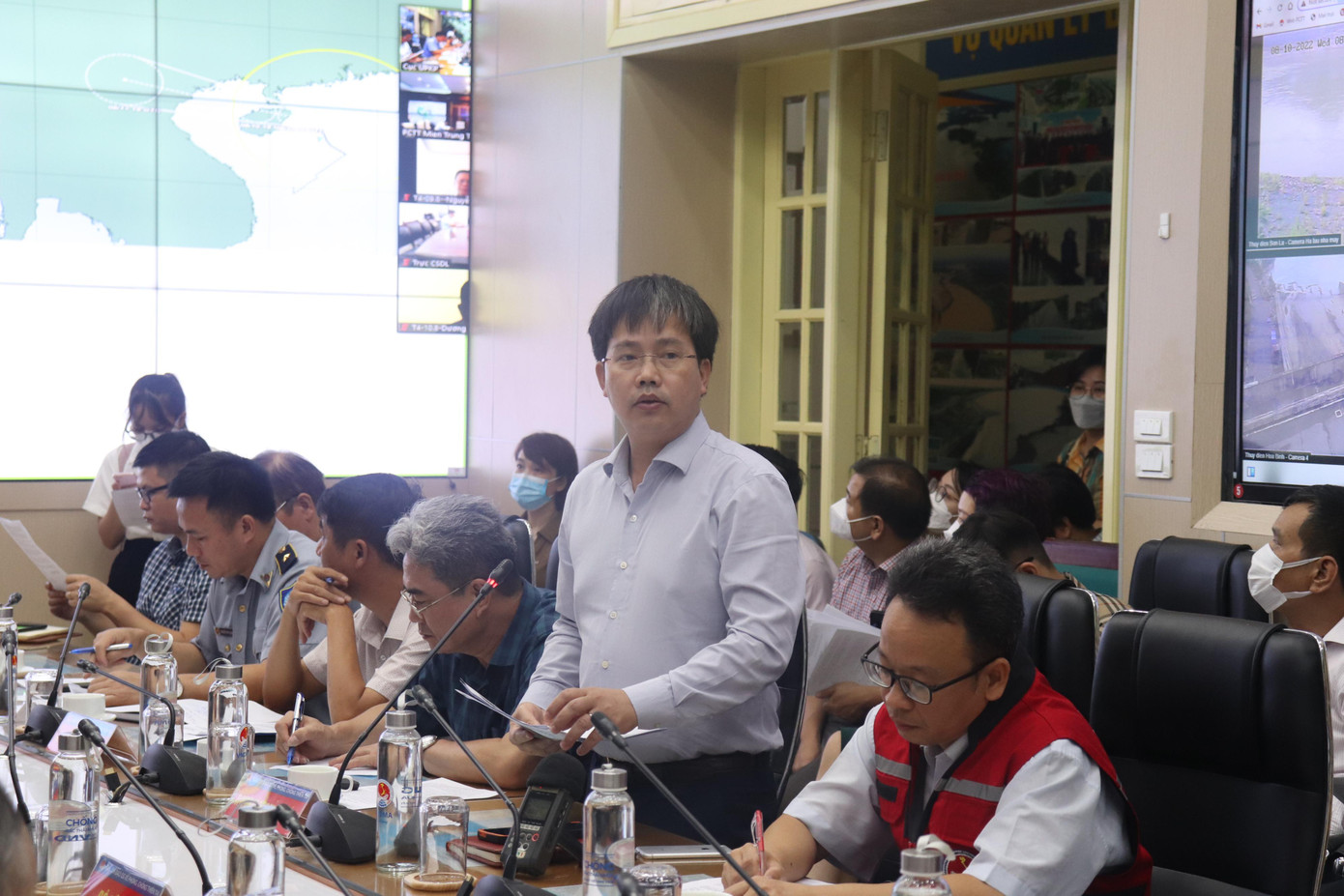 Ông Mai Văn Khiêm, Giám đốc Trung tâm dự báo Khí tượng thủy văn quốc gia cho biết, từ chiều tối nay, bão số 2 sẽ gây mưa to, biển động mạnh, ảnh hưởng trực tiếp đến các địa phương Ông Mai Văn Khiêm, Giám đốc Trung tâm dự báo Khí tượng thủy văn quốc gia cho biết, từ chiều tối nay, bão số 2 sẽ gây mưa to, biển động mạnh, ảnh hưởng trực tiếp đến các địa phương