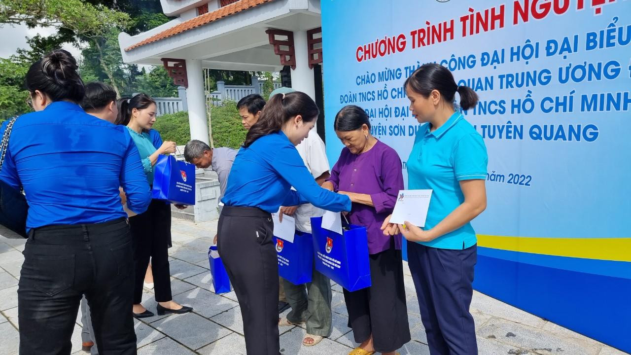 Chị Dương Minh Nguyệt, Bí thư Tỉnh Đoàn, Chủ tịch Hội liên Hiệp Thanh niên Việt Nam tỉnh Tuyên Quang trao tặng quà cho các gia đình
