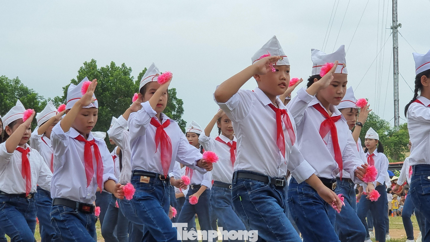 Hòa cùng bầu không khí là màu đỏ thắm của khăn quàng đội viên, áo trắng tinh khôi.