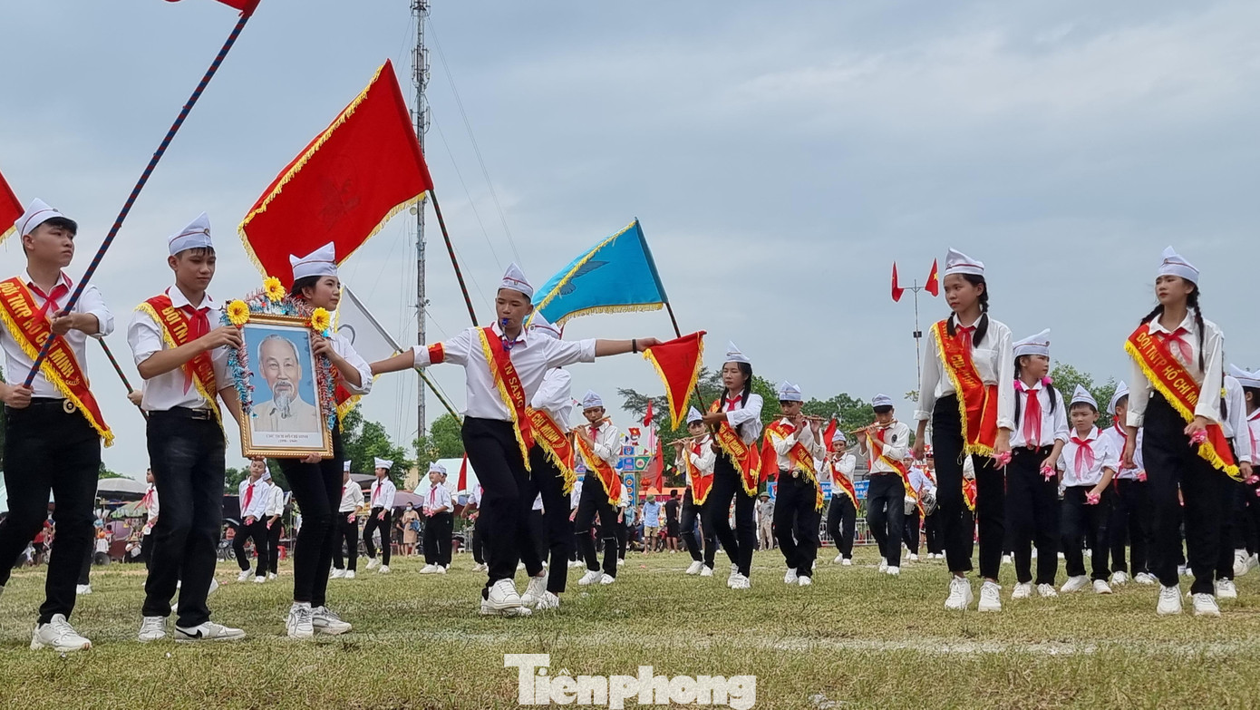 Mở đầu màn nghi thức, các đội Nghi thức sẽ bước đều tiến vào lễ đài. Đội rước ảnh Bác Hồ và đội cờ đi trước, tiếp theo sau là đội trống, đội sáo trúc với những âm thanh hào hùng; hòa cùng những bước chân nhịp nhàng và động tác dứt khoát của các em thiếu niên, nhi đồng… tạo nên những màn biểu diễn sôi động.