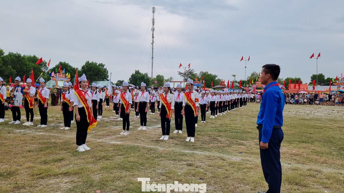 Sau khi diễu hành, các đội trưởng báo cáo quân số với Bí thư Đoàn xã