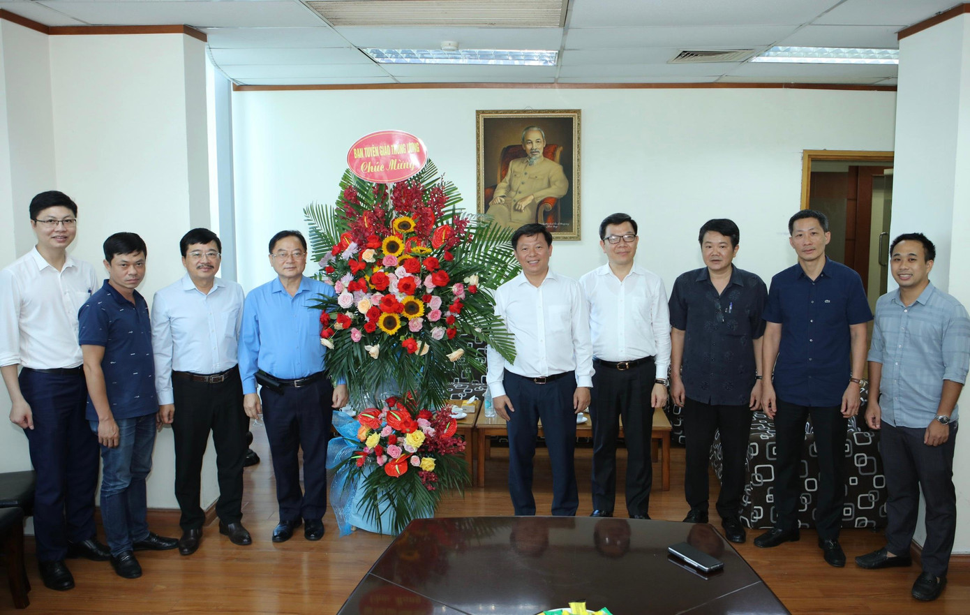 Đồng chí Trần Thanh Lâm, Phó Trưởng ban Tuyên giáo Trung ương cùng đoàn công tác tặng hoa, chúc mừng báo Tiền Phong nhân dịp kỷ niệm Ngày báo chí cách mạng Việt Nam. Ảnh: Như Ý Đồng chí Trần Thanh Lâm, Phó Trưởng ban Tuyên giáo Trung ương cùng đoàn công tác tặng hoa, chúc mừng báo Tiền Phong nhân dịp kỷ niệm Ngày báo chí cách mạng Việt Nam. Ảnh: Như Ý