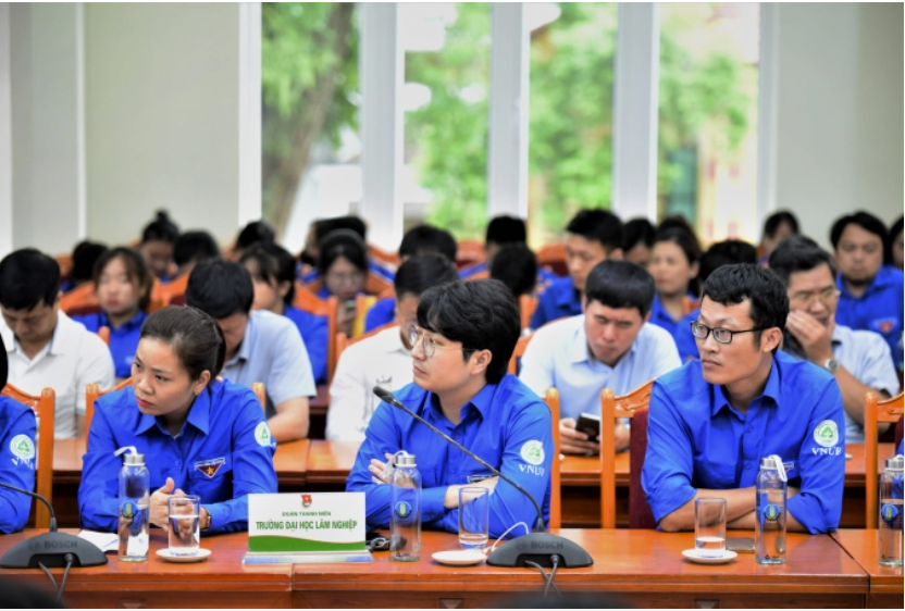 Các thanh niên ngành nông nghiệp tham gia đối thoại. Ảnh: Minh Phúc