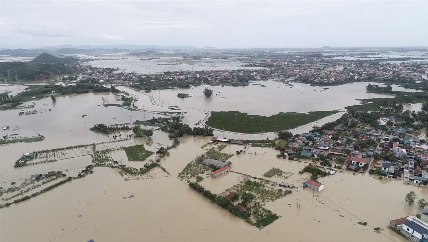 Mưa lũ đang khiến hàng nghìn ngôi nhà tại huyện Quỳnh Lưu (Nghệ An) ngập trong nước. Ảnh: Quang Đại.