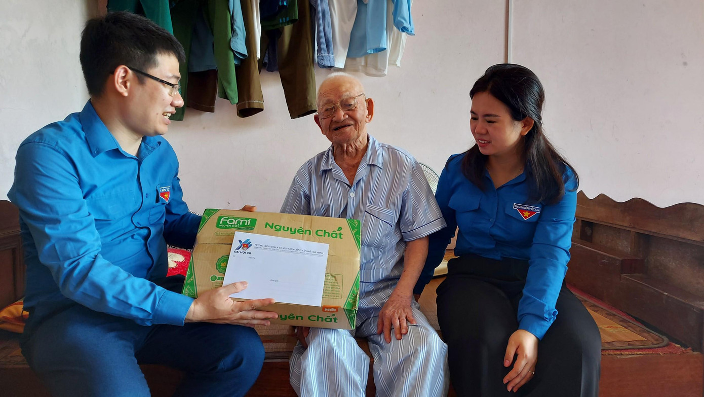 Anh Nguyễn Thái Hà, Bí thư Đoàn cơ quan Trung ương Đoàn Khóa XXIV tặng quà, động viên, hỏi thăm cho các gia đình chính sách tại Xã Minh Thanh