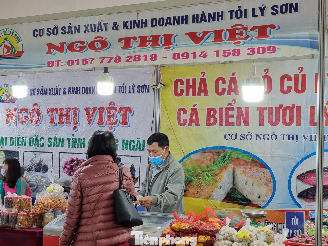 Chị Nguyễn Thị Như (Hà Nội) cho biết, mỗi dịp Tết đến gia đình chị lựa chọn các sản phẩm tại hội chợ để làm cỗ, hoặc tặng biếu khách. Các sản phẩm đều được chứng nhận đảm bảo an toàn thực phẩm, có nguồn gốc xuất xứ rõ ràng nên rất an tâm.