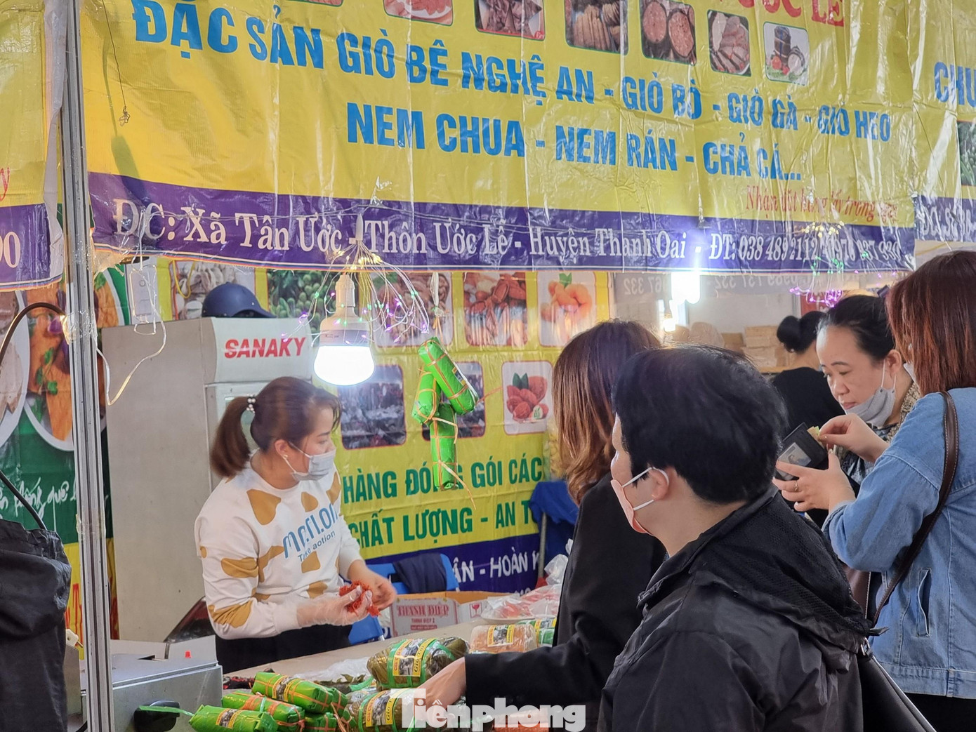 Giò bê Nghệ An thu hút rất đông sự quan tâm của người dân Hà Nội