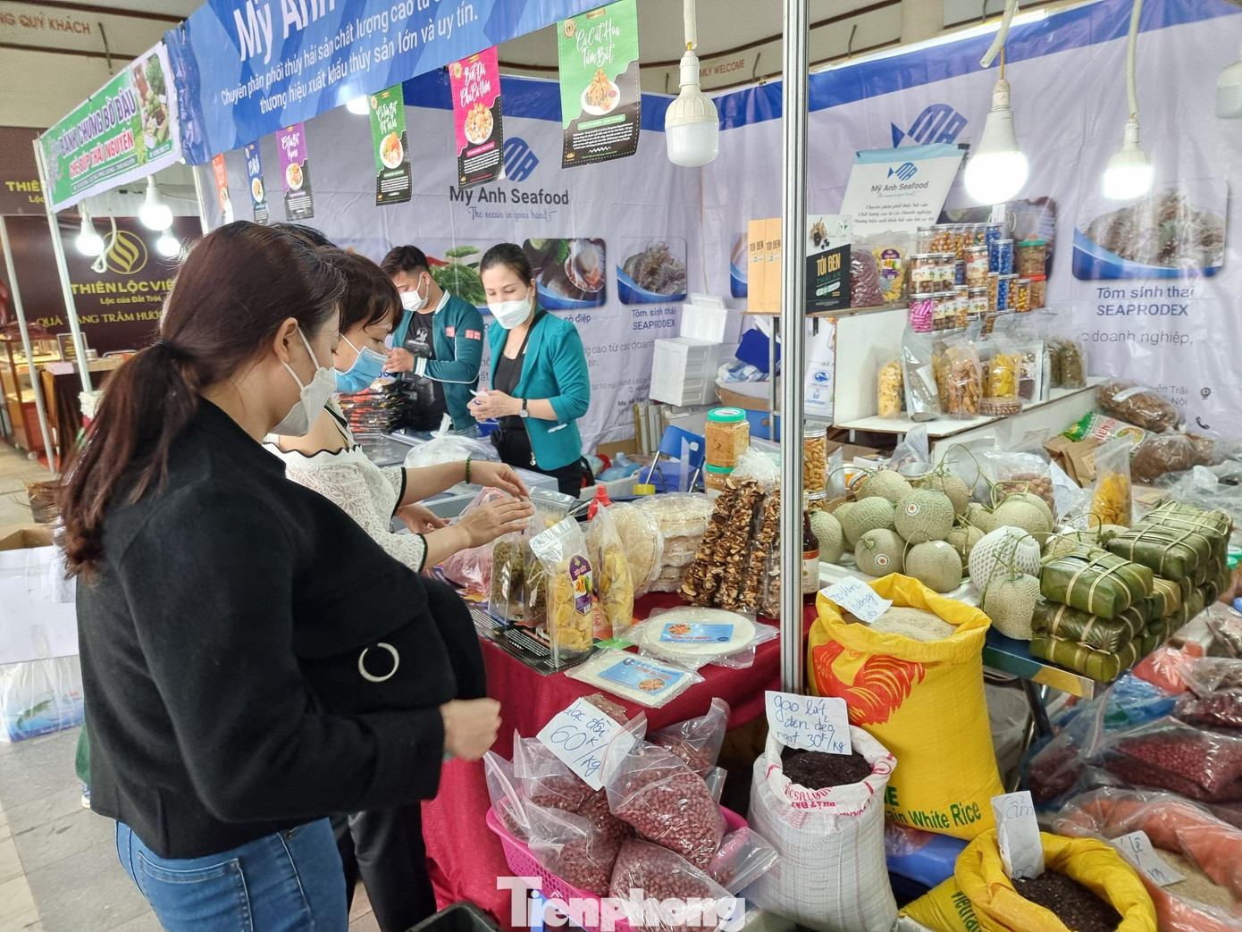 Năm nay, hội chợ có quy mô khoảng 50 gian hàng với chủ đề “Nơi hội tụ hương vị xuân đất Việt” giới thiệu và bán các sản phẩm đến từ 20 tỉnh thành trong cả nước như Điện Biên, Hà Giang, Lào Cai, Yên Bái, Hòa Bình, Nghệ An, Quảng Ngãi, Hậu Giang… với đa dạng các mặt hàng nông đặc sản có nguồn gốc xuất xứ rõ ràng.