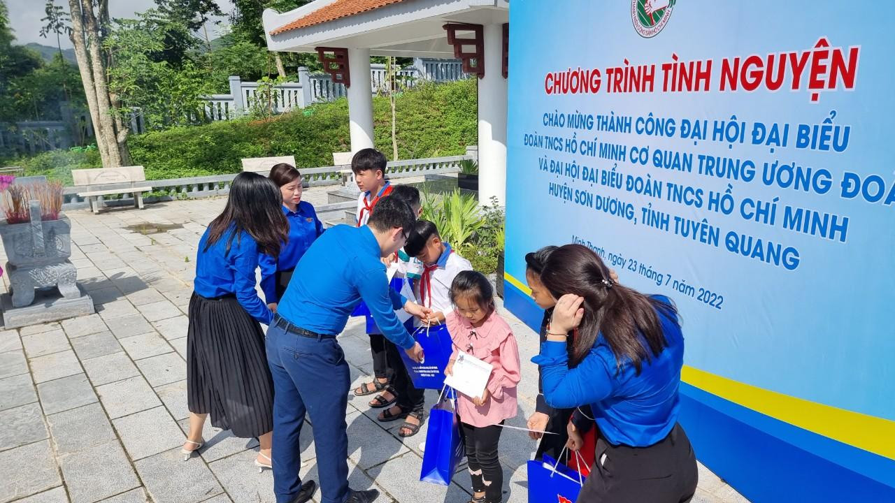 Em Diệp Thị Thúy Hồng, Trường THCS Sơn Nam cùng người thân vượt hàng chục km đến chương trình. Xúc động trước món quà, em cảm ơn các anh, chị đoàn thanh niên và hứa sẽ luôn cố gắng học giỏi.