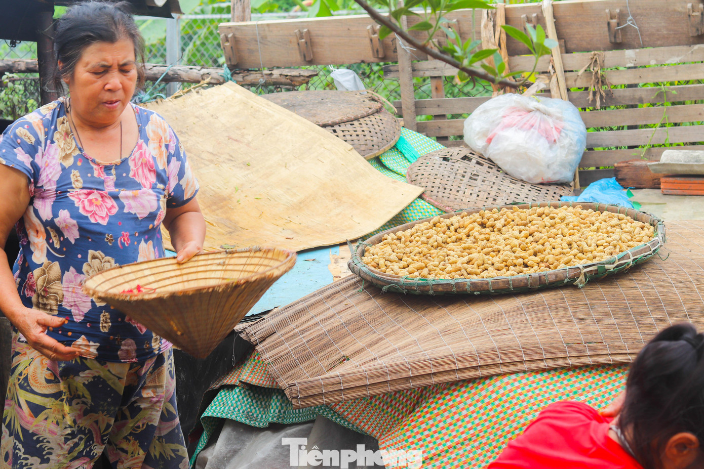 Bà Trần Thị Xuân đang nhặt nhạnh những hạt lạc để chuẩn bị mang ra chợ bán Bà Trần Thị Xuân đang nhặt nhạnh những hạt lạc để chuẩn bị mang ra chợ bán