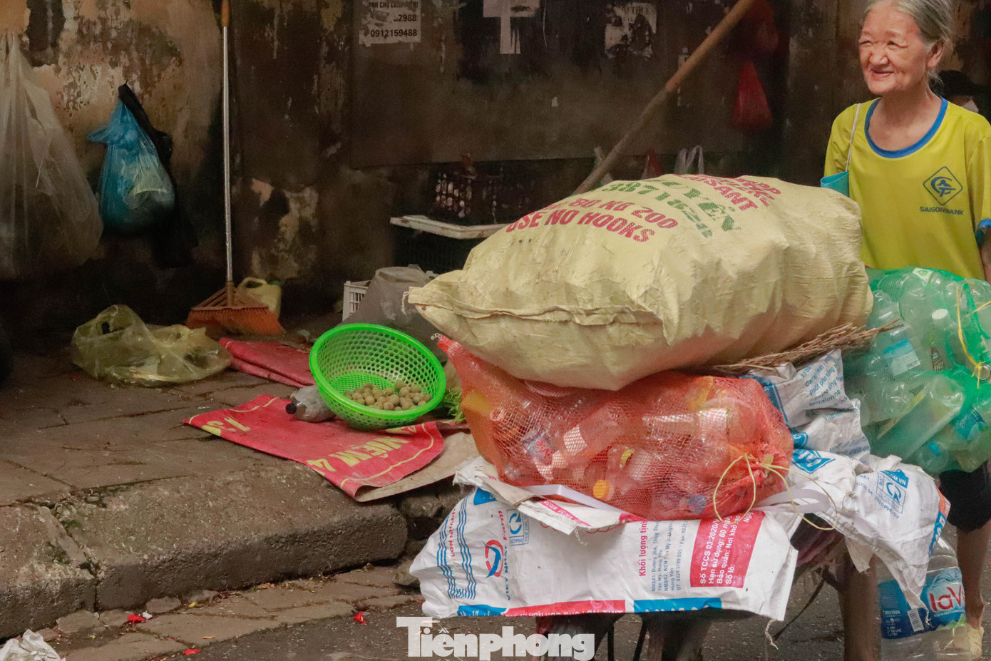 Bà Ba làm cật lực cả ngày nhưng vẫn không đủ ăn Bà Ba làm cật lực cả ngày nhưng vẫn không đủ ăn