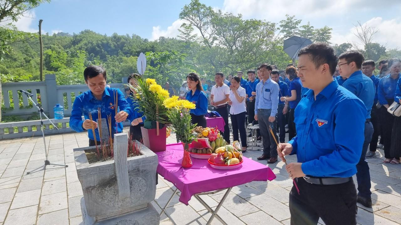 Về phía đại diện Trung ương Đoàn, có anh Đinh Quốc Thiện, Phó trưởng ban Tổ chức Đảng ủy Trương ương Đoàn; anh Nguyễn Thái Hà, Uỷ viên Ban chấp hành Đảng bộ, Uỷ viên Ban Thường vụ Đoàn Khối các cơ quan Trung ương Đoàn, Bí thư Đoàn cơ quan Trung ương đoàn.