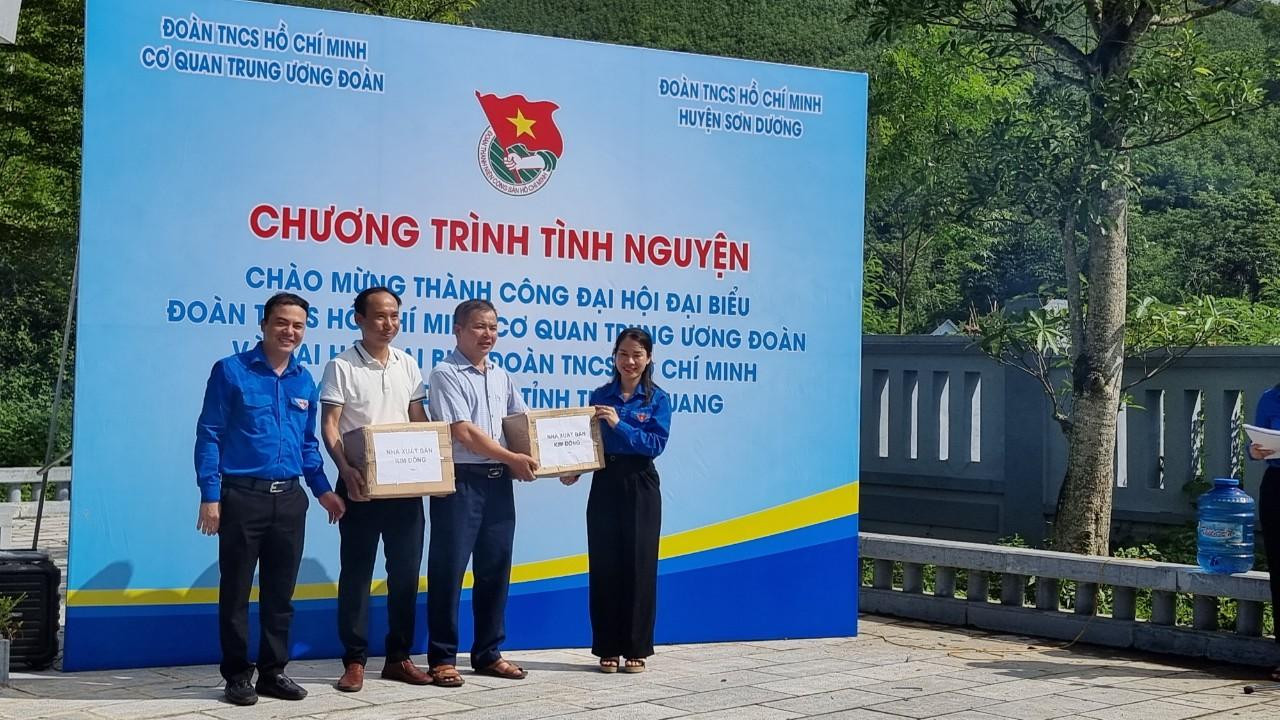 Anh Hoàng Trần Trung và chị Phạm Thị Kiều Trang, Phó Bí thư Tỉnh Đoàn Tuyên Quang trao 2 tủ sách của Đoàn cơ quan Trung ương Đoàn trao tặng cho 2 trường tiểu học 19/8 và trường THCS Minh Thanh