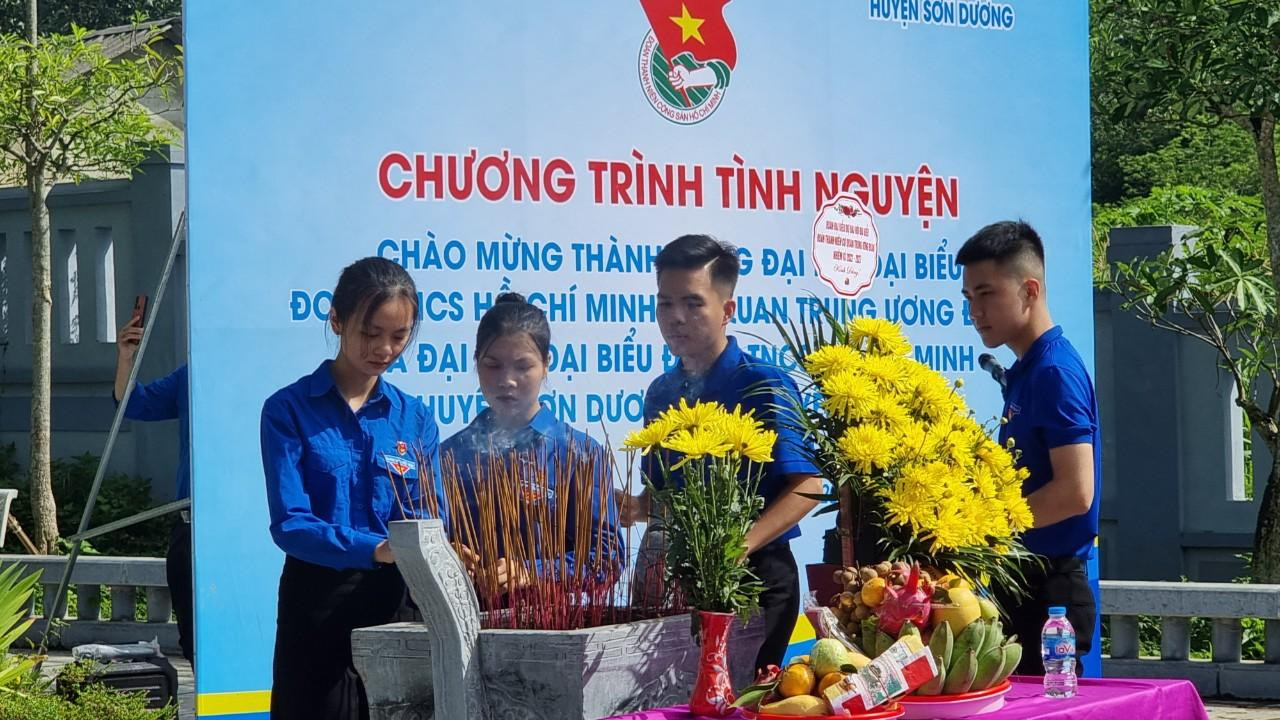 Đoàn thanh niên Trung ương Đoàn thắp hương tưởng niệm
