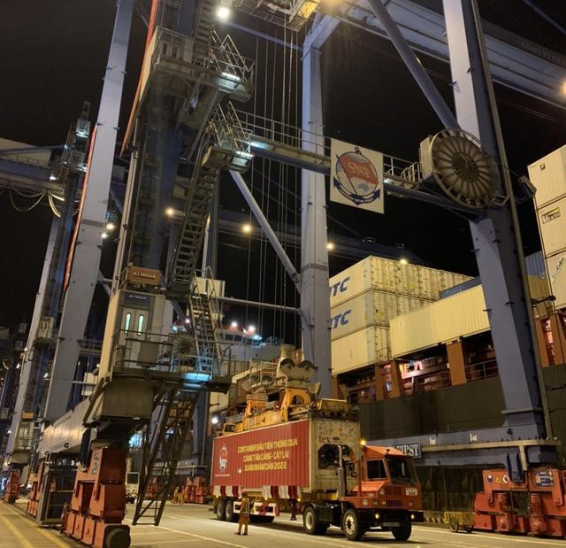 Container đầu tiên được xếp lên tàu Capa Quest trong đêm giao thừa Nhâm Dần 2022 với nhiều mặt hàng thủy sản rời bến cảng Cát Lái xuất khẩu đi nước ngoài.