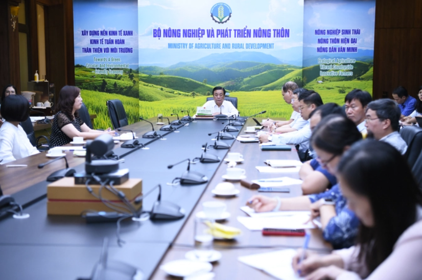 Bộ trưởng Lê Minh Hoan cho rằng không thể dễ dãi trước tình trạng rau chợ dán VietGap tuồn vào siêu thị. Bộ trưởng Lê Minh Hoan cho rằng không thể dễ dãi trước tình trạng rau chợ dán VietGap tuồn vào siêu thị.