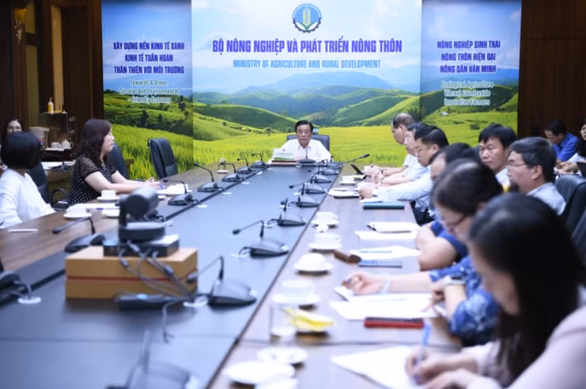 Bộ trưởng Lê Minh Hoan cho rằng không thể dễ dãi trước tình trạng rau chợ dán VietGap tuồn vào siêu thị. Bộ trưởng Lê Minh Hoan cho rằng không thể dễ dãi trước tình trạng rau chợ dán VietGap tuồn vào siêu thị.