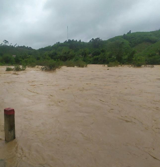 Mực nước tại các con sông miền Trung đang lên cao, gây nguy cơ lũ quét, sạt lở đất