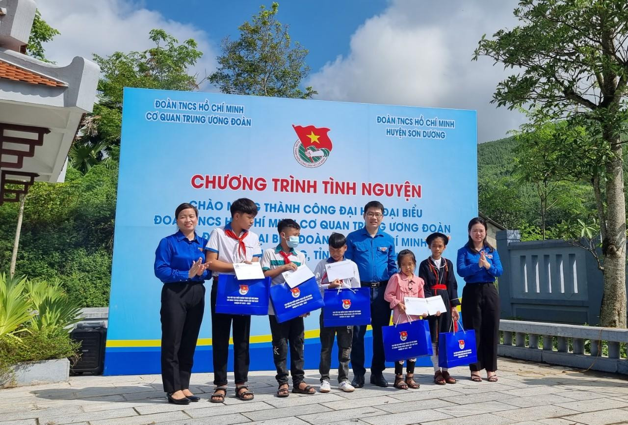 Anh Nguyễn Thái Hà, Bí thư Đoàn cơ quan Trung ương Đoàn Khóa XXIV trao tặng 5 suất học bổng cho các em học sinh có hoàn cảnh đặc biệt khó khăn nỗ lực vươn lên trong học tập tại huyện Sơn Dương.