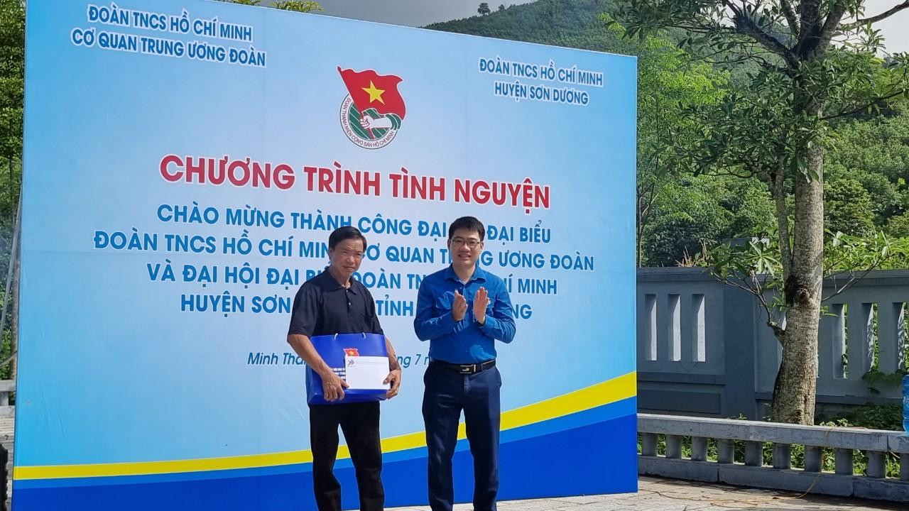 Đoàn cơ quan Trung ương Đoàn cũng trao tặng suất quà cho gia đình ông Nguyễn Văn Tôi (thôn Dõn, xã Minh Thanh) đã hiến đất xây dựng công trình Bia di tích Trung ương Đoàn.