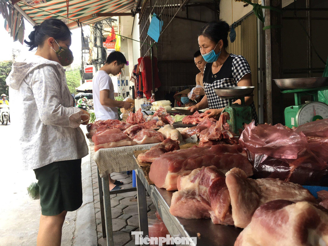 Giá thịt lợn tại các chợ dân sinh vẫn đang duy trì ở mức 80.000 - 120.000 đồng/kg tùy loại Giá thịt lợn tại các chợ dân sinh vẫn đang duy trì ở mức 80.000 - 120.000 đồng/kg tùy loại