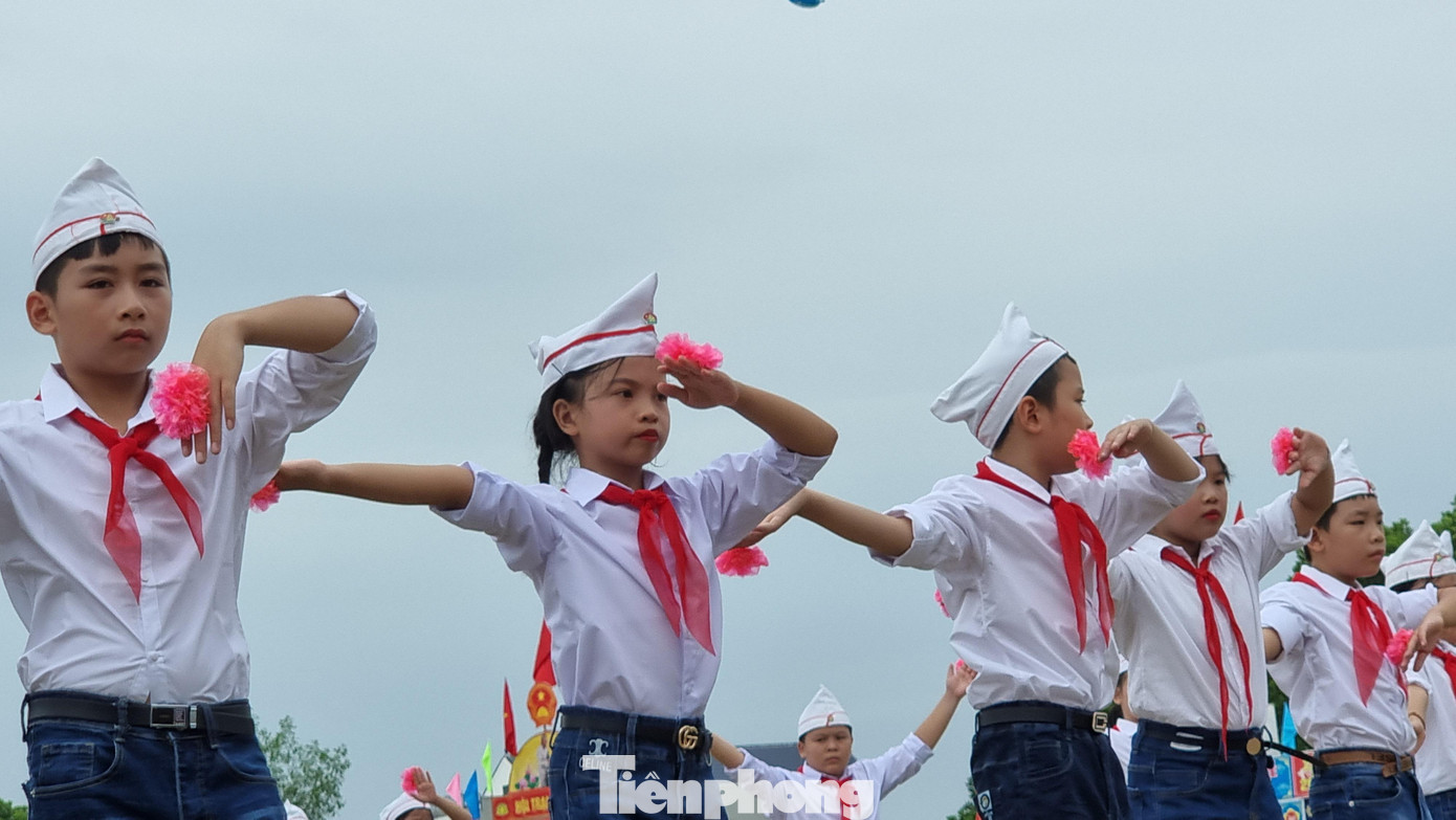 Để tạo ấn tượng với người xem, các đội nghi thức còn nhảy theo nhạc của những bài hát như Nối vòng tay lớn, Em là mầm non của Đảng, Em đi bộ đội, Đội ta lớn lên cùng Đất nước...