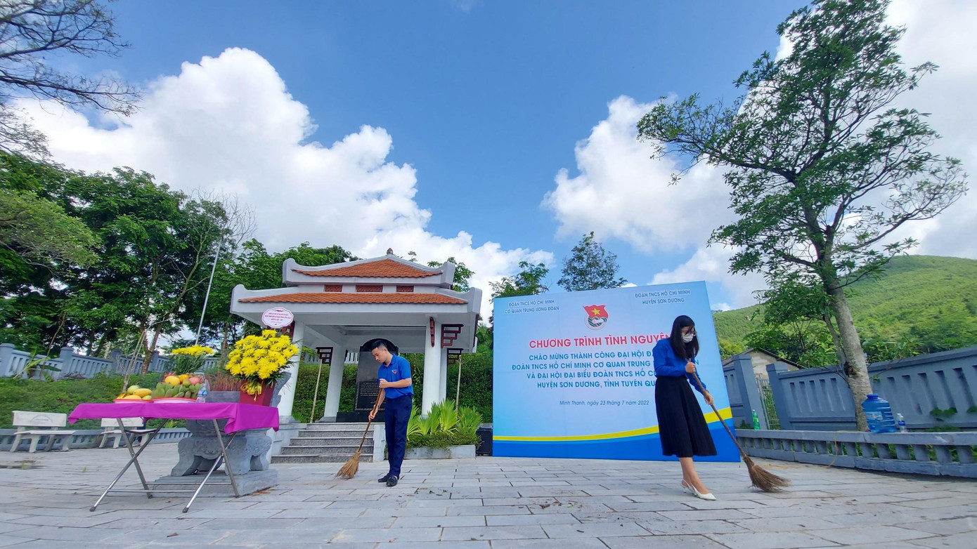 Khu di tích được các đoàn viên cơ quan Trung ương Đoàn vệ sinh sạch sẽ, thoáng đãng