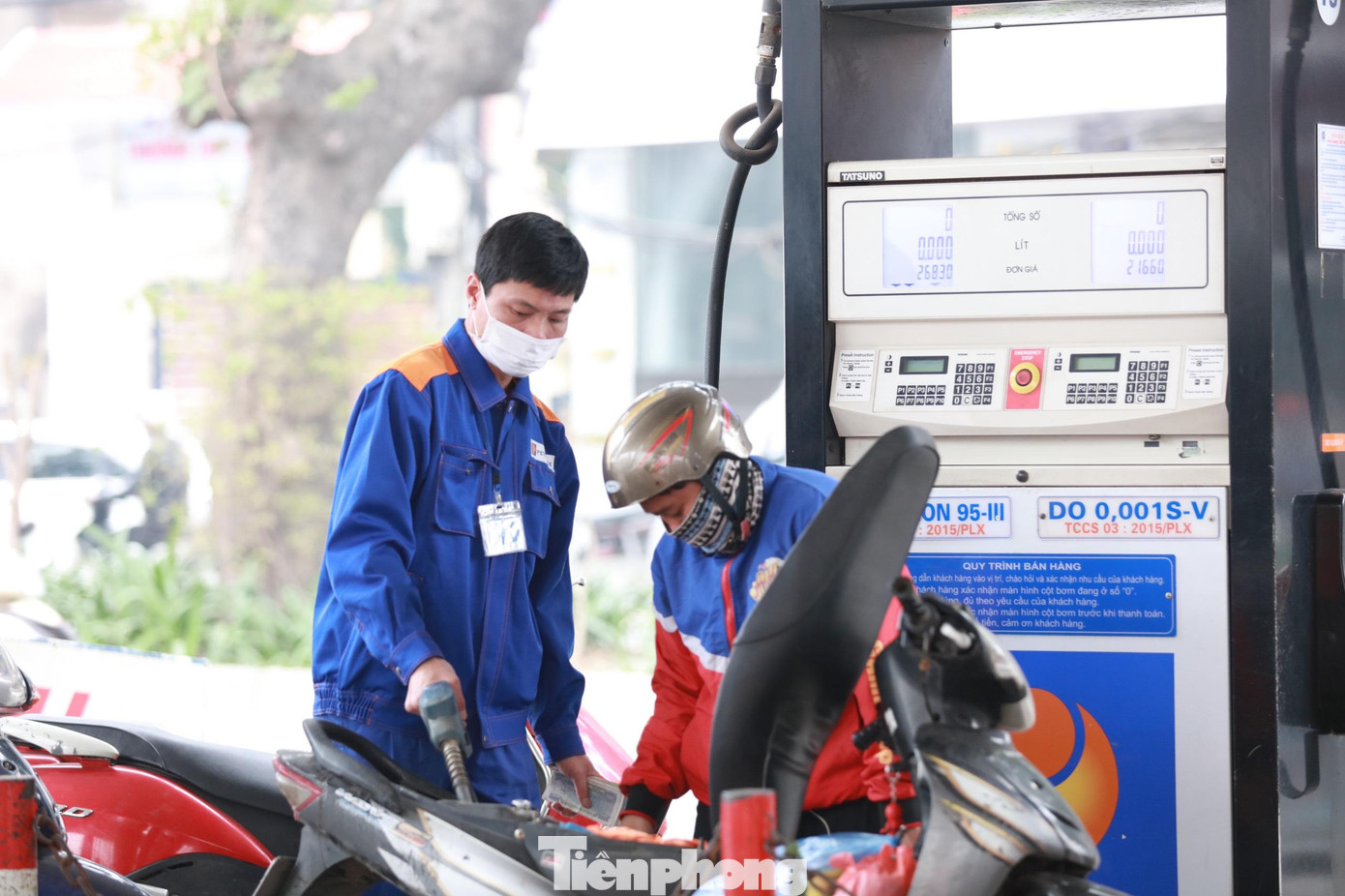 Giá xăng tiếp tục giảm. Giá xăng tiếp tục giảm.