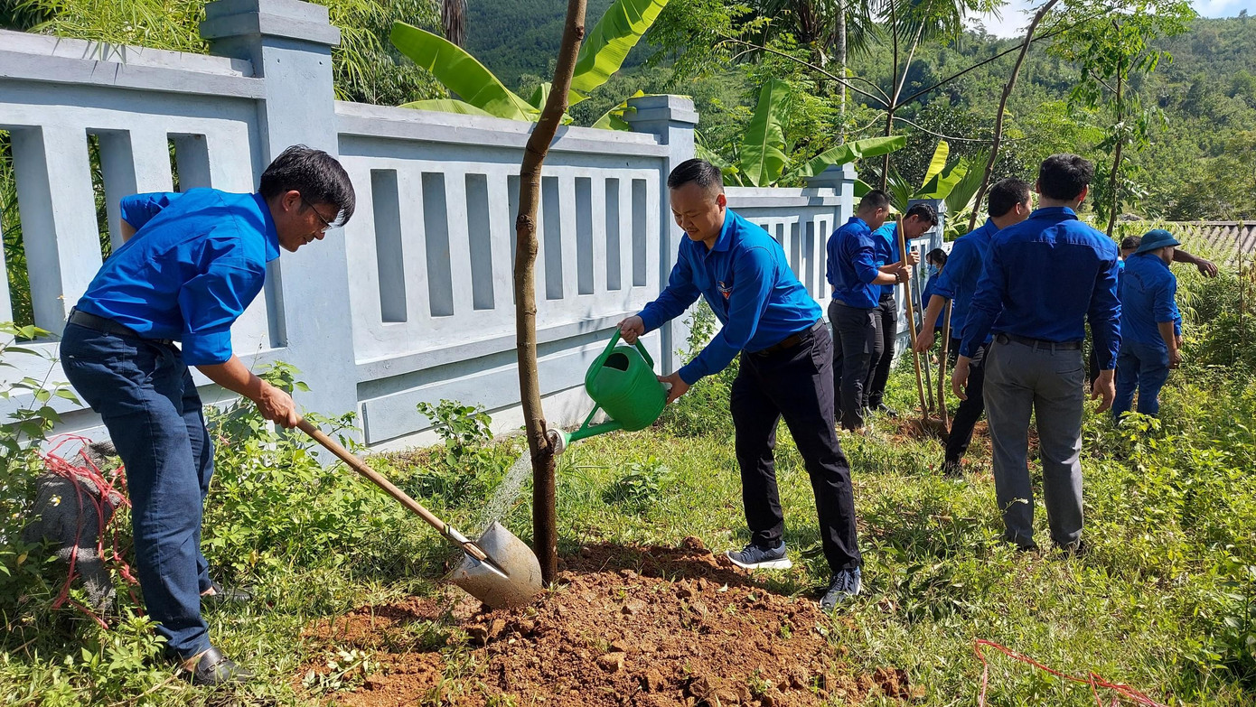 Đoàn đại biểu báo Tiền Phong trồng cây tại khu tưởng niệm