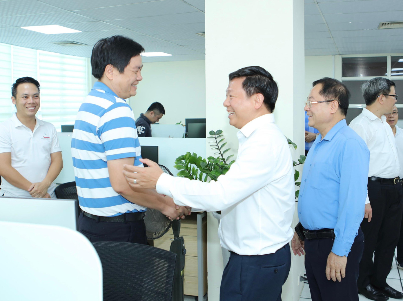 Đồng chí Trần Thanh Lâm hỏi thăm, chúc sức khỏe các cán bộ, phóng viên, biên tập viên của báo Tiền Phong. Ảnh: Như Ý Đồng chí Trần Thanh Lâm hỏi thăm, chúc sức khỏe các cán bộ, phóng viên, biên tập viên của báo Tiền Phong. Ảnh: Như Ý