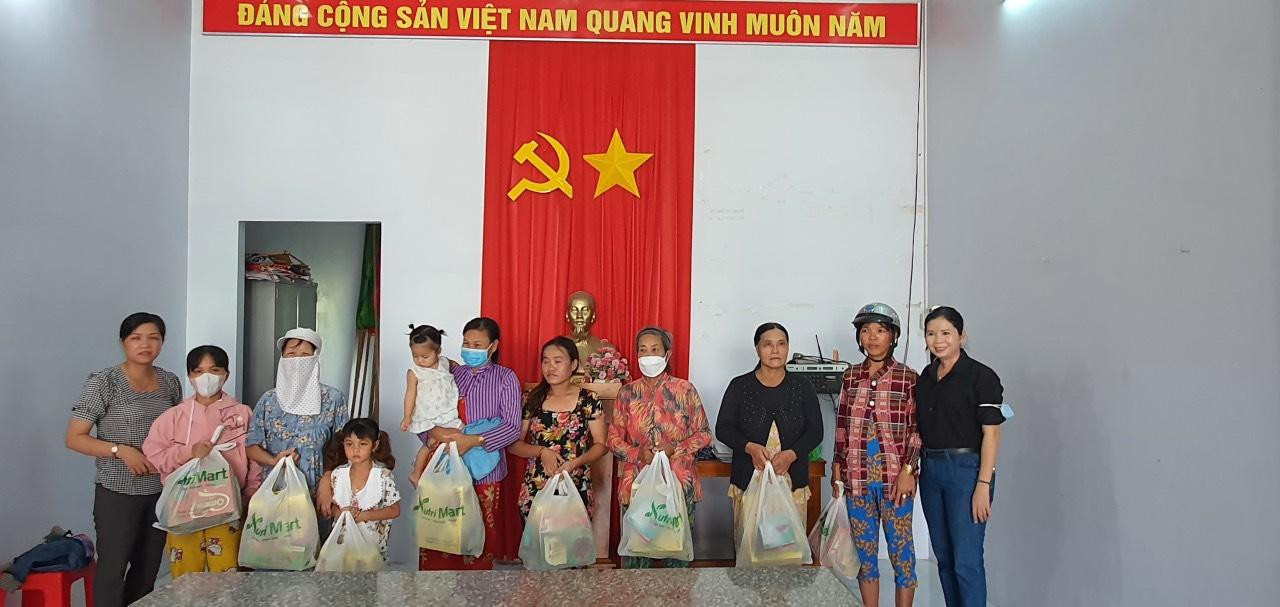 Vinanutrifood trao quà tại ủy ban nhân dân xã Vĩnh Nhuận, huyện Châu Thành tỉnh An Giang Vinanutrifood trao quà tại ủy ban nhân dân xã Vĩnh Nhuận, huyện Châu Thành tỉnh An Giang