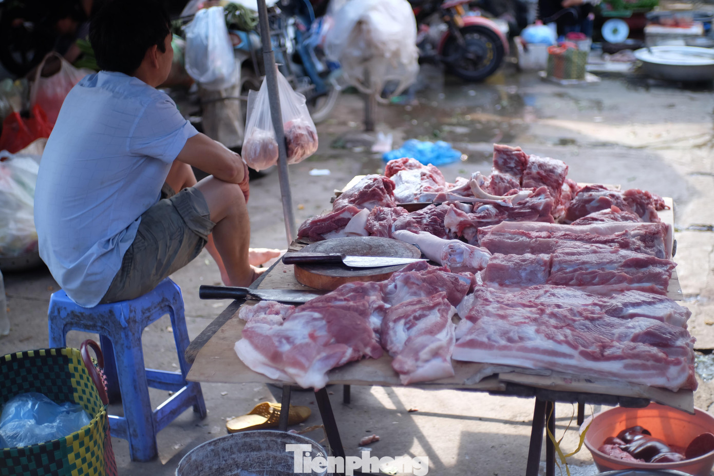 Giá thịt lợn tăng cao khiến các tiểu thương ế ẩm hàng Giá thịt lợn tăng cao khiến các tiểu thương ế ẩm hàng